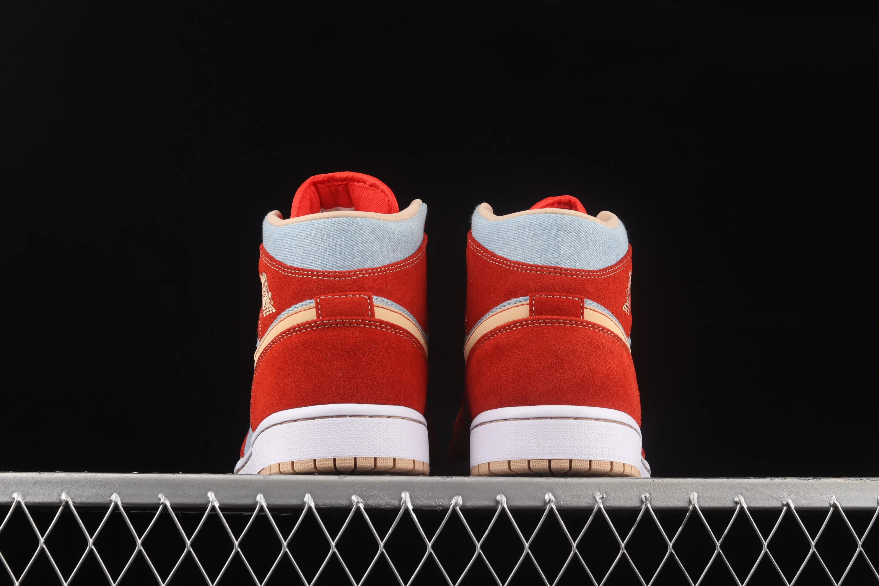 All categories Air Jordan Jordan series basketball shoes Air Jordan 1 Mid Different versions Levi's x Air Jordan 1 Mid "Denim" AJ1 Joe 1 Levi's denim mid-top basketball shoes DM4352-600